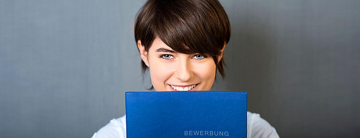 Bewerberin mit Bewerbungsmappe